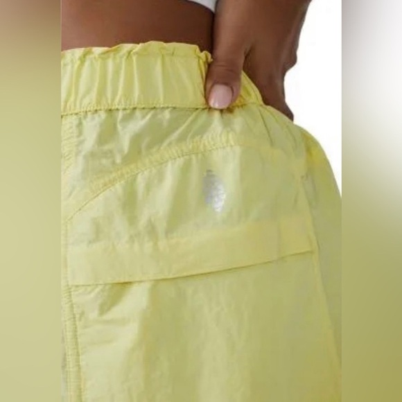 Free People Movement In The Wild Cargo Shorts Size S NWOT - Picture 3 of 12